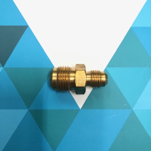 Штуцер переходной (фитинг) 1/4" х 3/8" (под гайки)